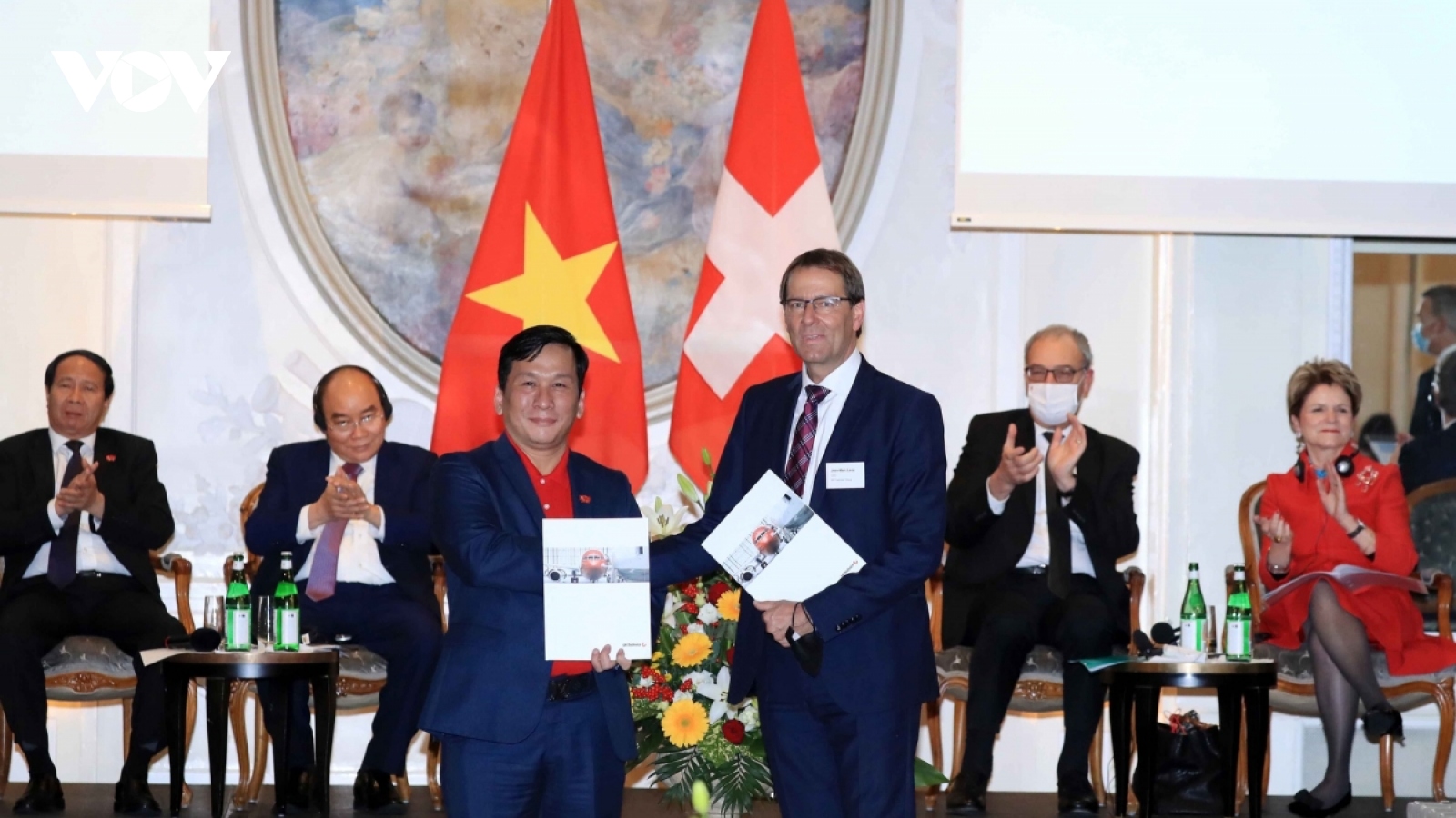 President Phuc witnesses signing of co-operation agreements with Switzerland